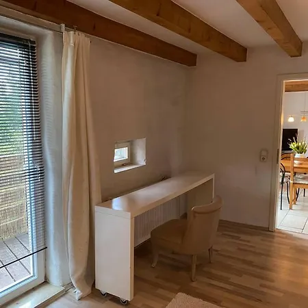 Mit Schoener Terrasse.