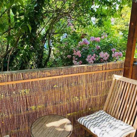 Mit Schoener Terrasse. *