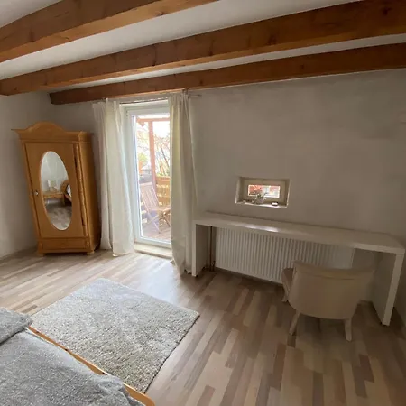 Mit Schoener Terrasse. *