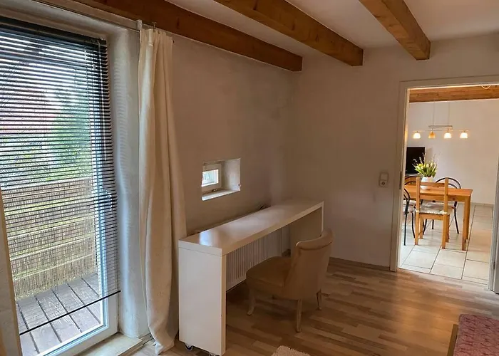 Mit Schoener Terrasse.