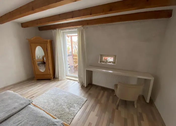 Mit Schoener Terrasse. *